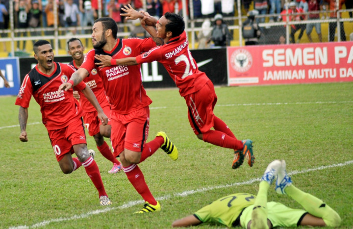 Semen Padang Gebuk Perseru Serui