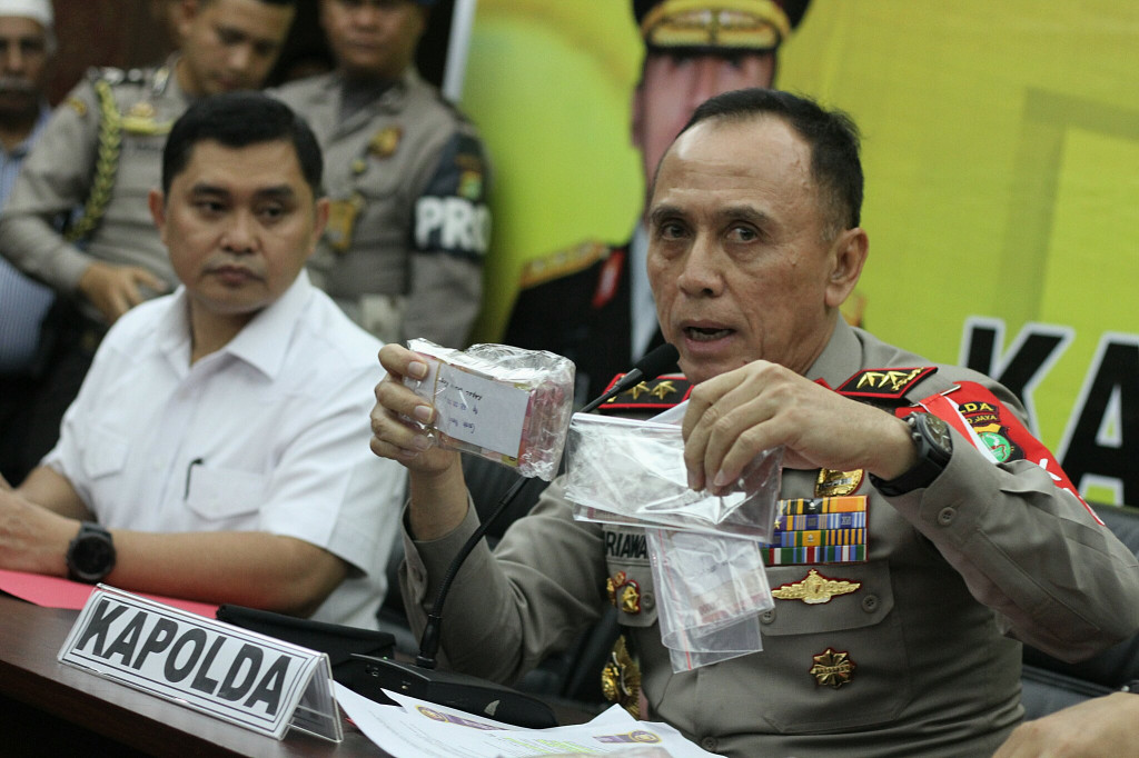Kapolda Metro Jaya Irjen Mochamad Iriawan (kanan) didampingi Dir Reskrimsus PMJ Kombes Muhammad Fadil Imran (kiri) menunjukkan barang bukti hasil OTT Pungli Kemenhub di Mapolda Metro Jaya, Jakarta, Rabu (12/10). Foto: MI/Arya Manggala