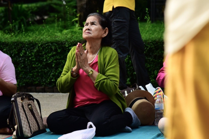 Warga Thailand Doakan Kesembuhan Raja Bhumibol