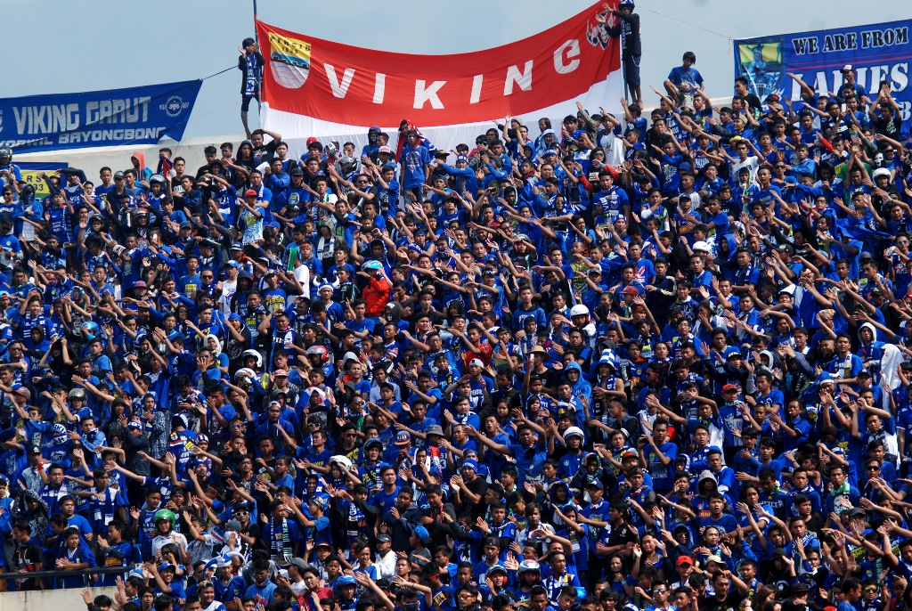 Animo suporter Persib Bandung saat mendukung tim kesayangannya di Stadion Si Jalak Harupat (Foto: ANTARA FOTO/Fahrul Jayadiputra)