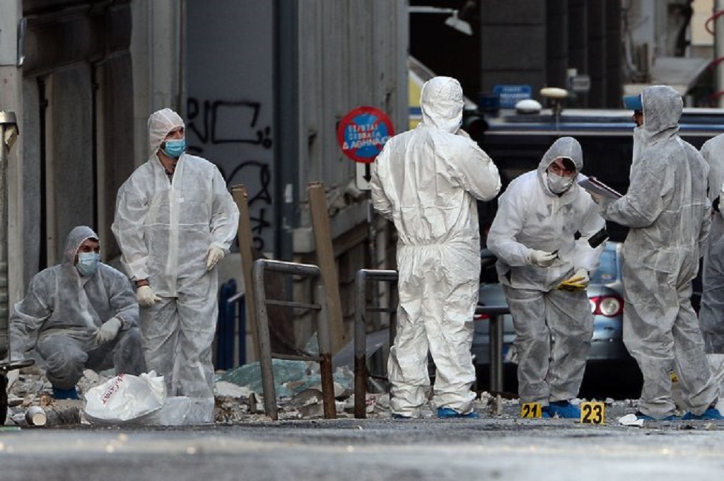 Tim forensik memeriksa lokasi ledakan bom di Athena, Yunani, November 2015. (Foto: AFP)