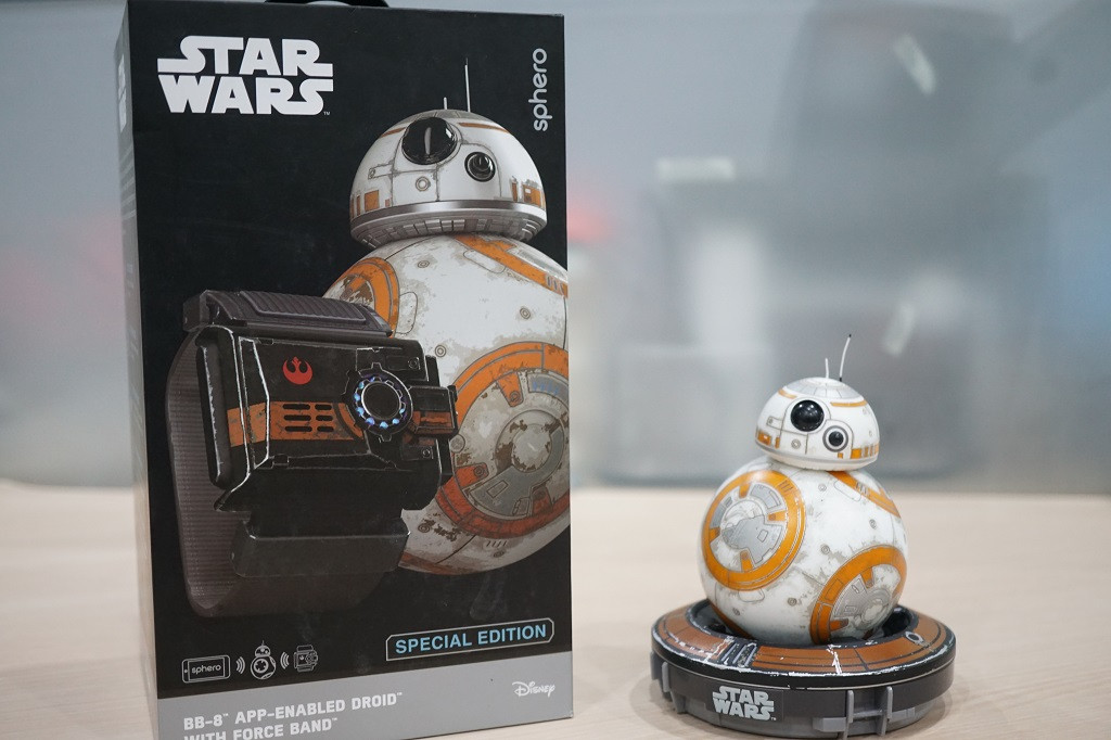 Tampilan paket penjualan robot BB-8 dari Sphero