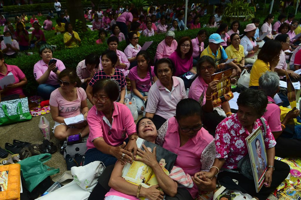 Warga Thailand histeris mendengar wafatnya Raja Bhumibol Adulyadej (Foto: AFP)