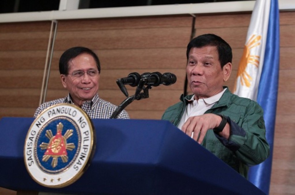 Presiden Filipina Rodrigo Duterte (kanan) bersama penasihatnya, Jesus Dureza, di kota Davao, 18 September 2016. (Foto: AFP/PPD)