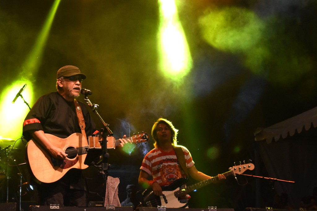 Musisi Iwan Fals tampil dalam Konser Budaya di Alun-alun Ponorogo, Jawa Timur, Selasa (4/10/2016). Foto: Antara/Siswowidodo