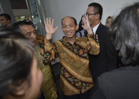 Mantan Menteri ESDM Arcandra Tahar (tengah) seusai mengikuti