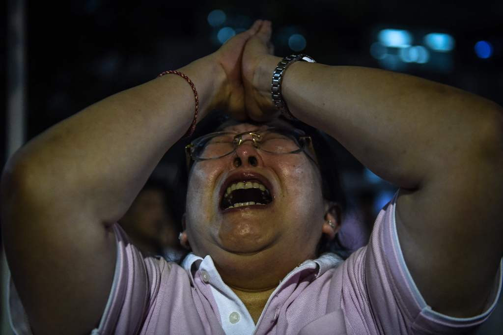 Warga Thailand histeris usai Raja Bhumibol Adulyadej wafat (Foto: AFP)