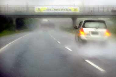 Ini Cara Terhindar dari Tabrakan Beruntun saat Hujan