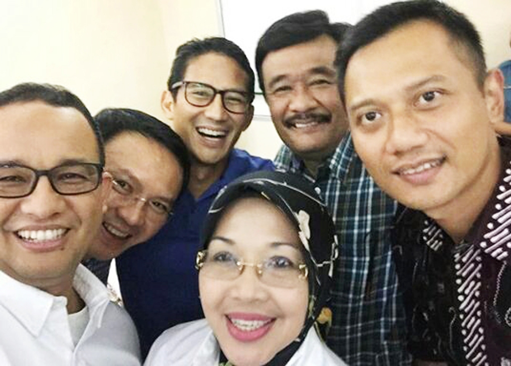  Tiga pasangan bakal calon Gubernur dan bakal calon Wakil Gubernur DKI Jakarta (dari kiri) Anies Baswedan, Basuki Tjahaja Purnama, Sandiaga Uno, Sylviana Murni, Djarot Saiful Hidayat, dan Agus Yudhoyono berswafoto sebelum mengikuti proses pemeriksaan kese