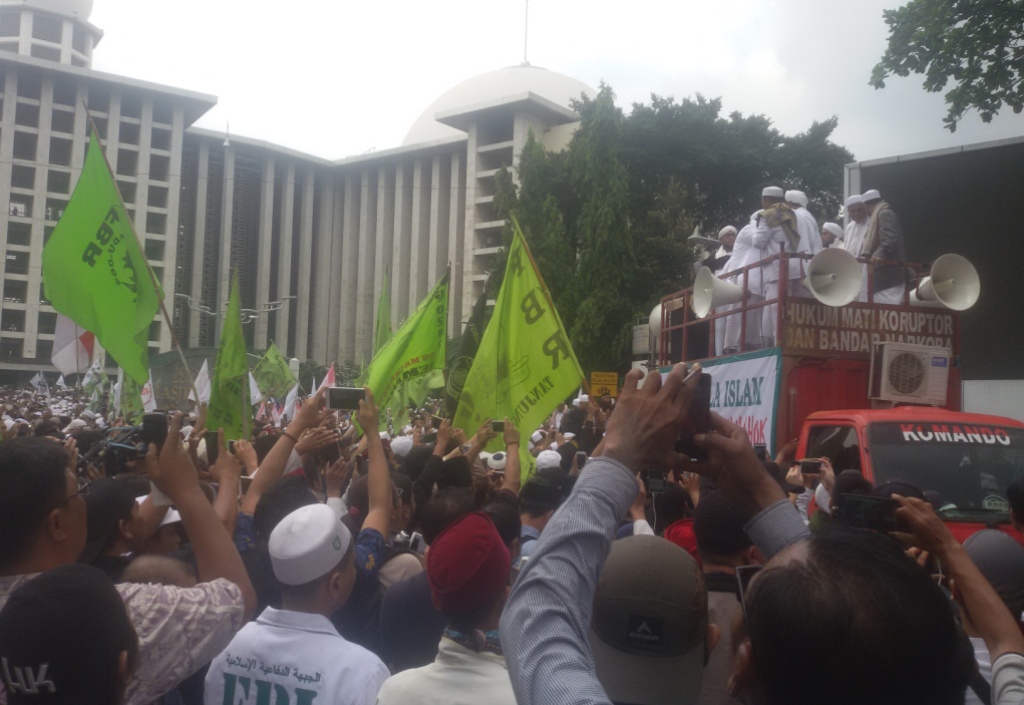 Massa gabungan organisasi masyarakat berkumpul di halaman Masjid Istiqlal, Jakarta Pusat, Jumat (14/10/2016). MTVN/Whisnu Mardiansyah.