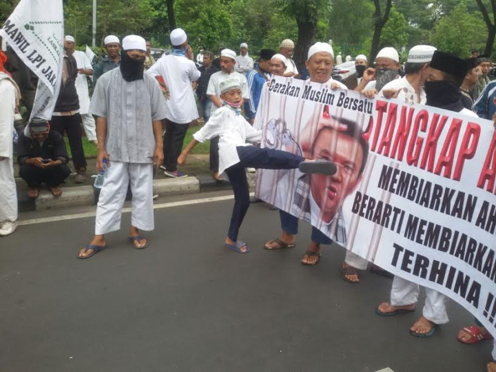 Geruduk Kantor Ahok, Massa GMJ Disambut Selawatan