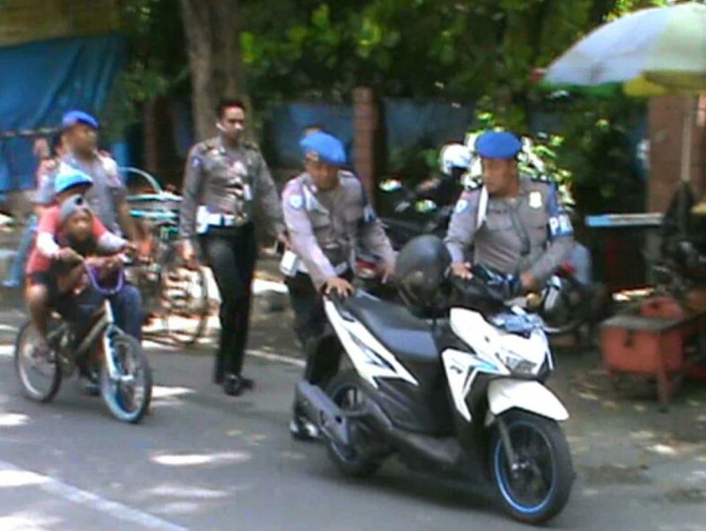Polisi membawa motor milik calo yang ditinggalkan pemiliknya. Foto: Metrotvnews.com/Hadi