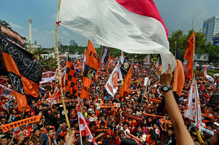 Tanpa Atribut, Ribuan Fan Persija Padati Stadion Pakansari