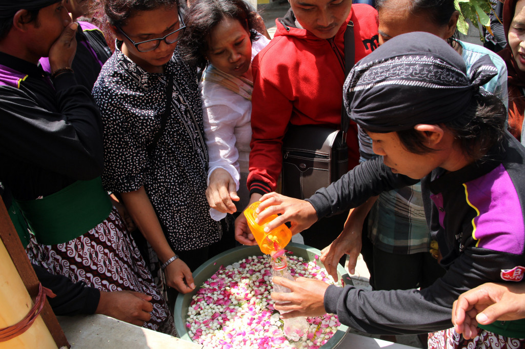 Warga Tulungagung Rebutan Air Jamasan Agar Awet Muda
