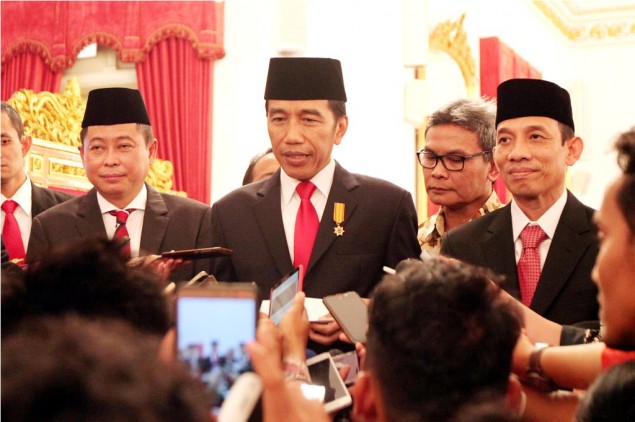 Ignasius Jonan (left) previously held position as transportation minister (Photo:MI/Panca Syurkani)