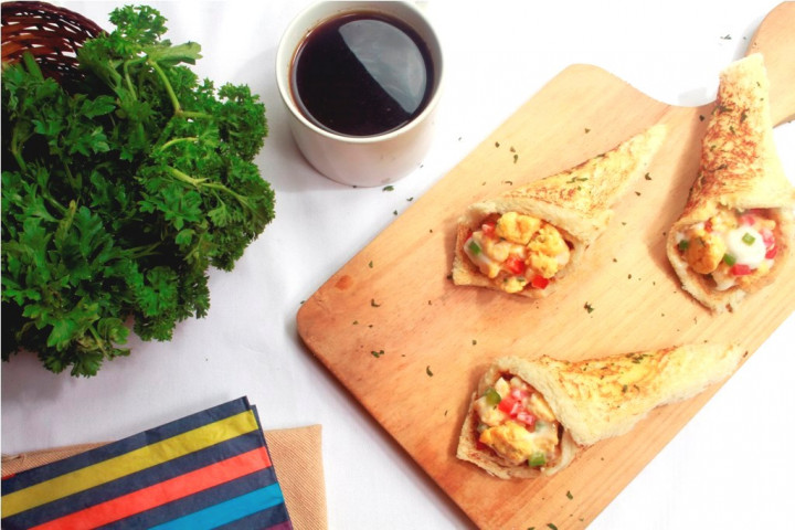 Scramble Egg Salad on Cone Toast