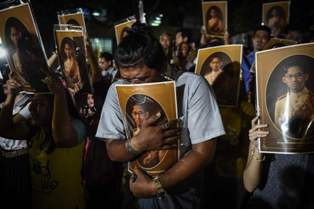 Ribuan Warga Thailand Berbaris di Jalan Hormati Raja Bhumibol