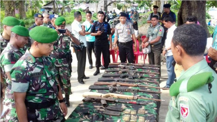 Akhiri Konflik, Warga Maluku Serahkan Senjata & Bom Rakitan
