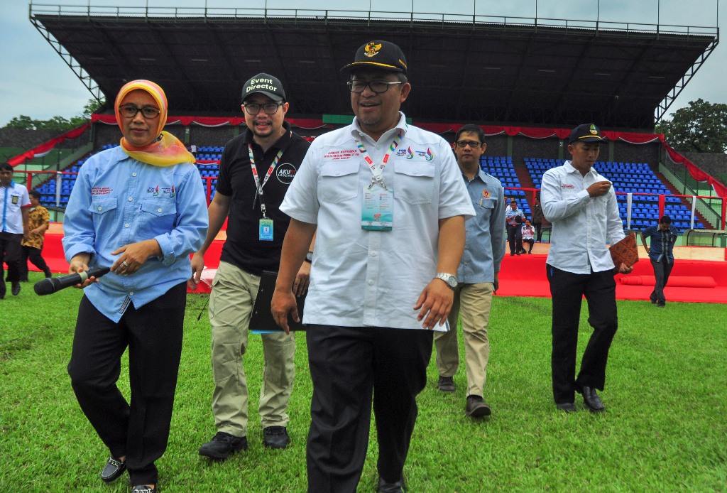 Gubernur Jawa Barat, Ahmad Heryawan (tengah) melihat persiapan pembukaan Peparnas XV di Stadion Siliwangi Bandung, Jawa Barat, Jumat (14/10). Sebanyak 33 Provinsi se Indonesia akan mengikuti 13 Cabang Olahraga Pekan Paralimpik Nasional (Peparnas) XV pada