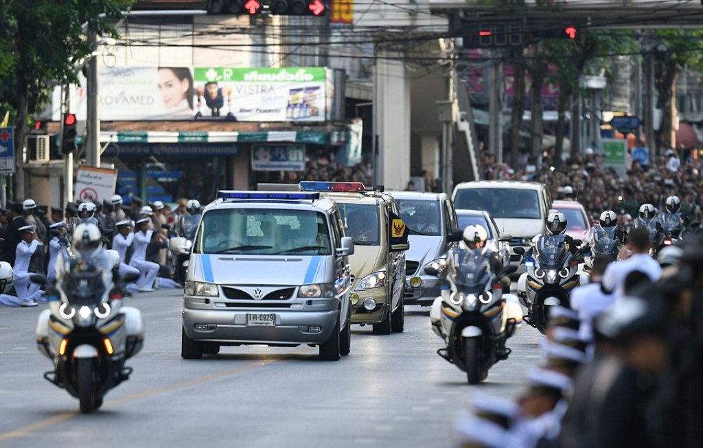 Warga menantikan jasad Raja Bhumibol (Foto: AFP)