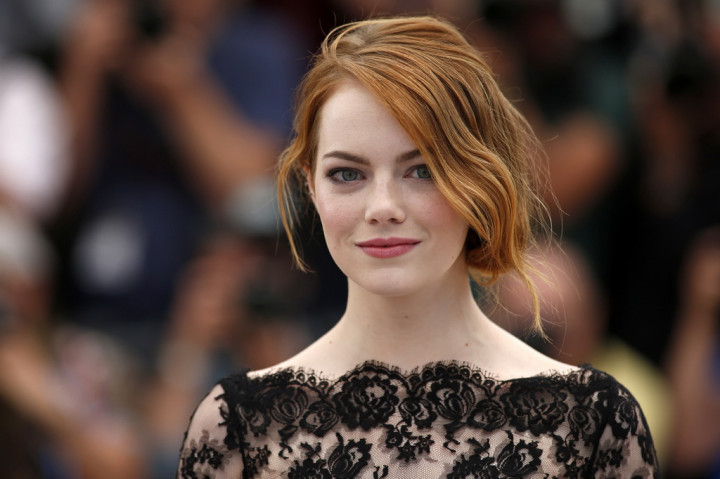 Emma Stone Merasa Beruntung Honornya Setara dengan Para Aktor