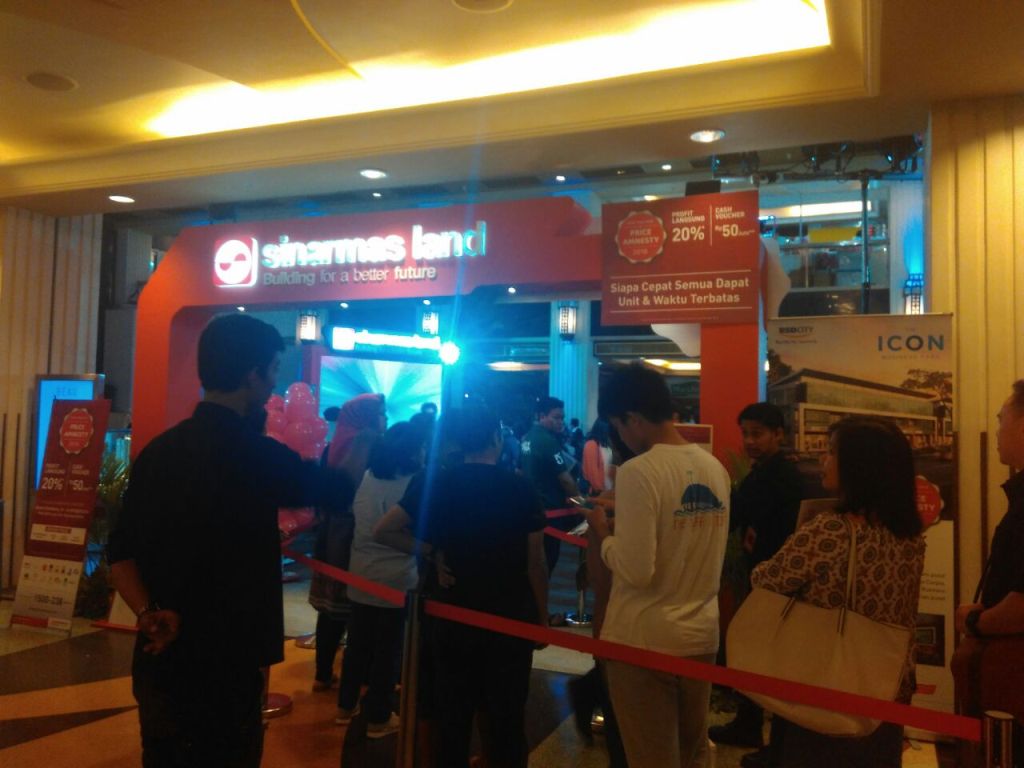 Pengunjung meminati program Price Amnesty Sinarmas Land. (FOTO: MTVN/LB Ciputri)