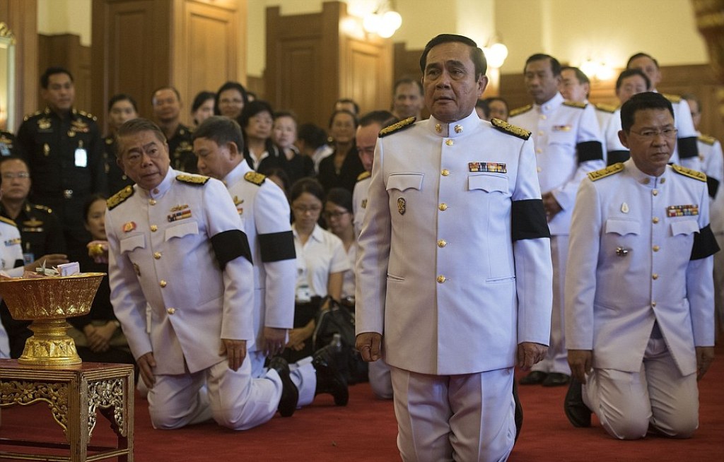 PM Prayuth Chan Ocha beri penghormatan kepada Raja Bhumibol  (Foto: AFP)