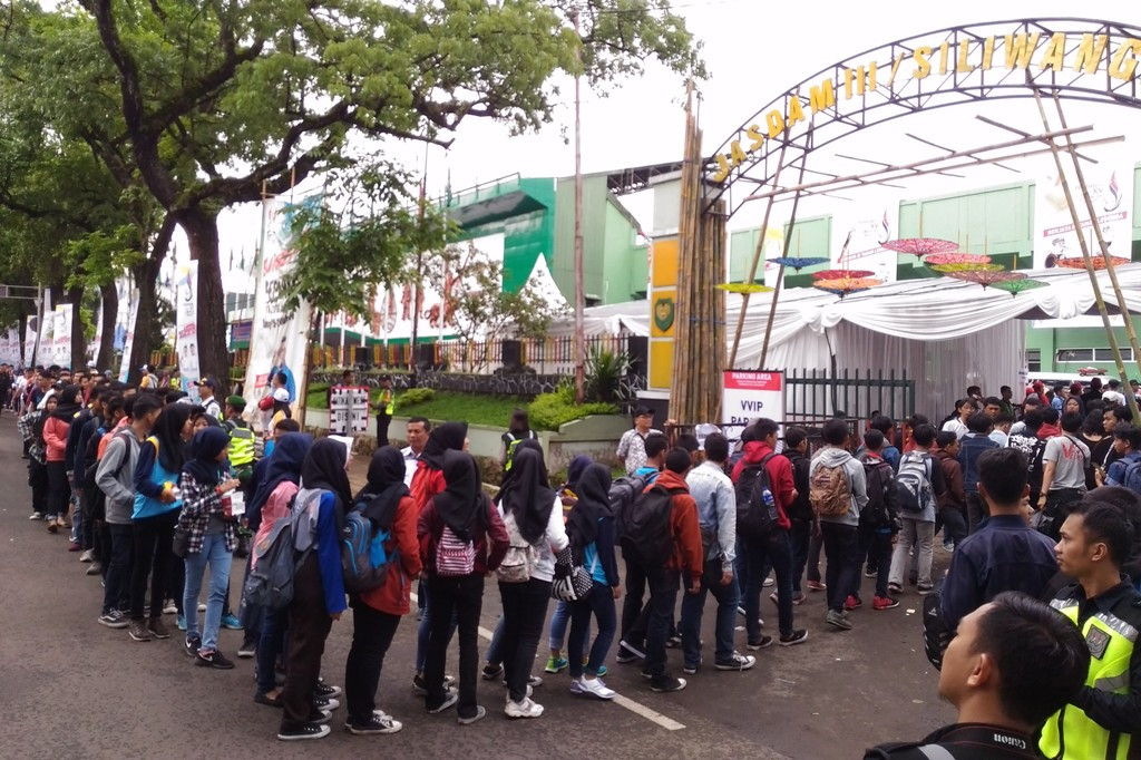 Antrean para pelajar yang hendak masuk ke tribun selatan Stadion Siliwangi Bandung untuk menyaksikan upacara pembukaan Peparnas XV/2016 Jawa Barat. Foto: Metrotvnews.com/Roni