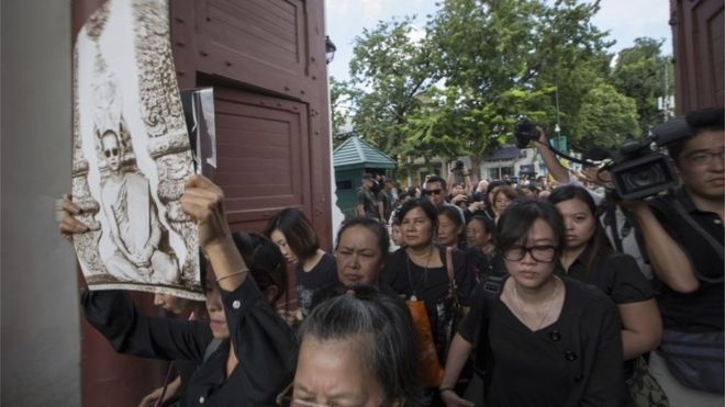 Antrean panjang para pelayat di depan istana Thailand (Foto: AFP)