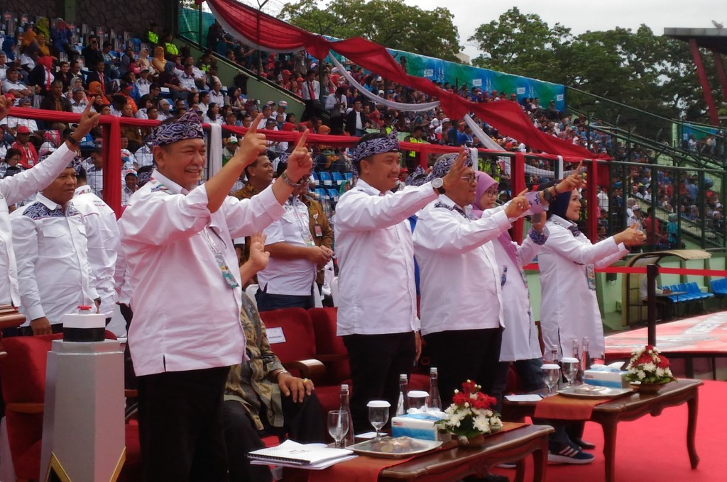 Imam Nahrawi (tengah) melambaikan tangan (Foto: Roni/MTVN)