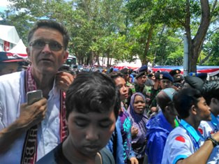 Bule Rela Berdesakan Demi Foto Bareng Jokowi
