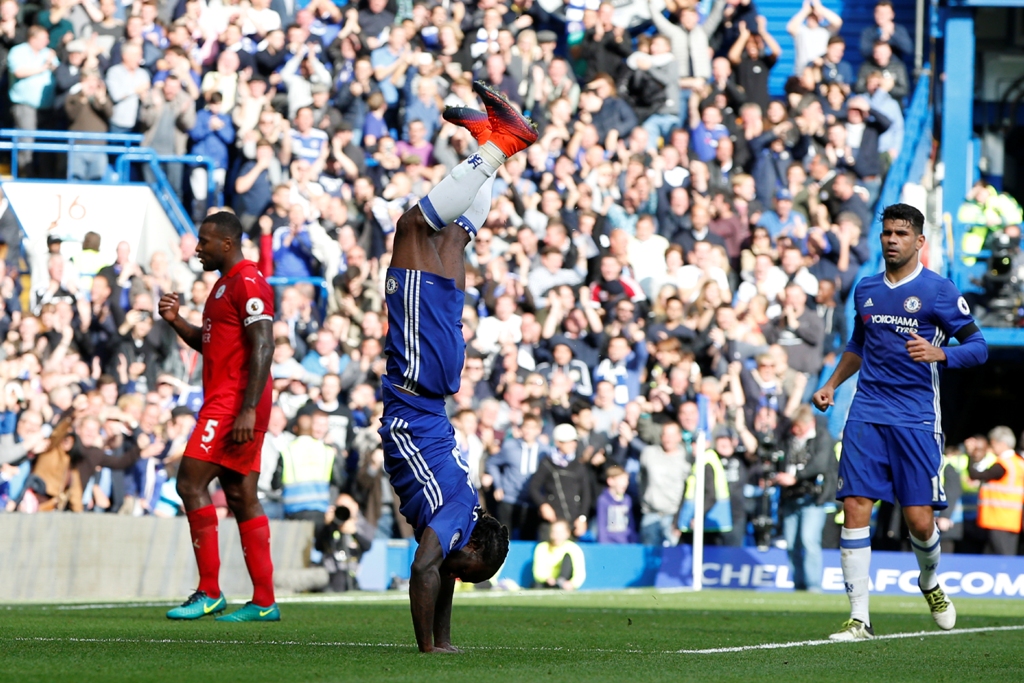 Selebrasi Victor Moses usai mencetak gol penutup kemenangan Chelsea atas Leicester City (Foto: Adrian Dennis/AFP)