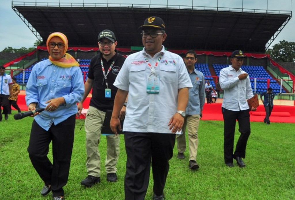Gubernur Jawa Barat, Ahmad Heryawan (tengah) melihat persiapan pembukaan Peparnas XV di Stadion Siliwangi Bandung, Jawa Barat, Jumat (14/10). Sebanyak 33 Provinsi se Indonesia akan mengikuti 13 Cabang Olahraga Pekan Paralimpik Nasional (Peparnas) XV pada