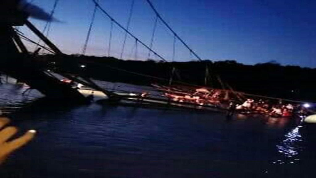 Kondisi Jembatan Kuning penghubung Pulau Lembongan dan Ceningan di Nusa Penida, Klungkung, Bali, roboh, Minggu (16/10/2016). (Foto: @Sutopo_BNPB)
