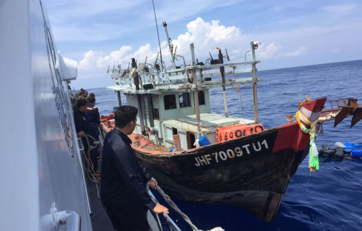 Bakamla Tangkap Kapal Pencuri Ikan Berbendera Malaysia & Vietnam