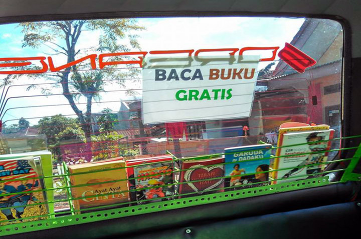 Menebar Semangat Membaca dari Dalam Angkot