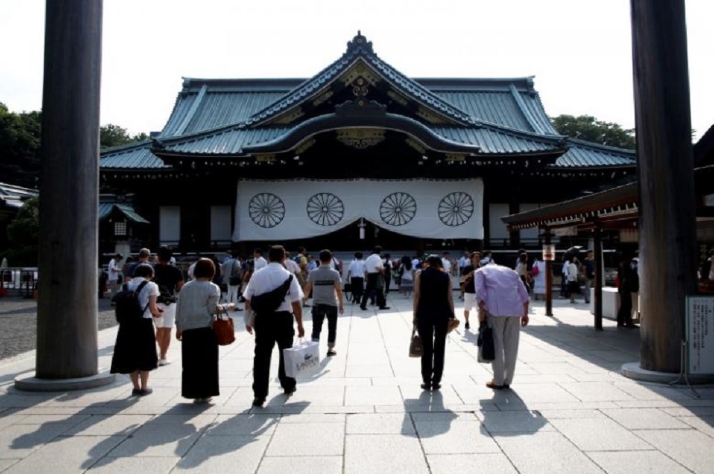 Pengunjung membungkukkan badan sebagai tanda penghormatan dii Kuil Yasukuni, Tokyo, Jepang, 14 Agustus 2016. (Foto: REUTERS/Kim Kyung-Hoon)