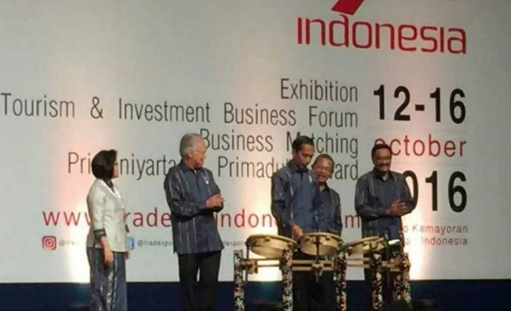 Presiden Jokowi Berikan Award 