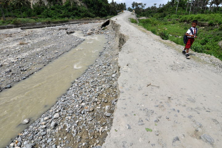 Jalan di Palu Ambles Akibat Tergerus Banjir