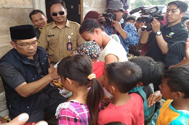 Emil Bagi-bagi Cokelat pada Anak Korban Banjir Bandang Garut