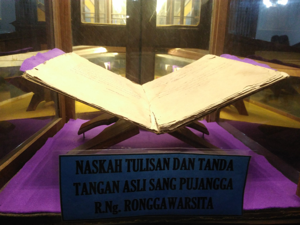 Naskah tulisan dan tanda tangan asli Ranggawarsita dipamerkan di Museum Radya Pustaka, Solo, Jateng. (Metrotvnews.com/Pythag Kurniati)