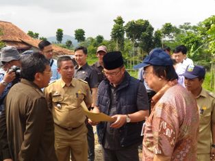 Emil Gandeng Pengusaha Bangun Rumah di Garut