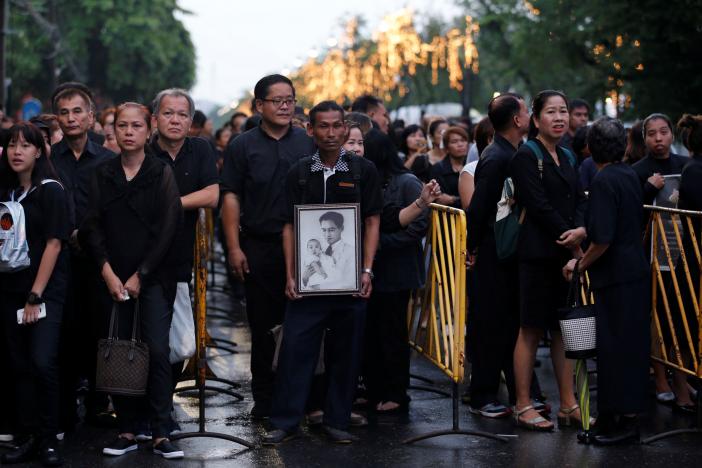 Warga Thailand berduka atas kepergian Raja Bhumibol Adulyadej (Foto: Reuters)