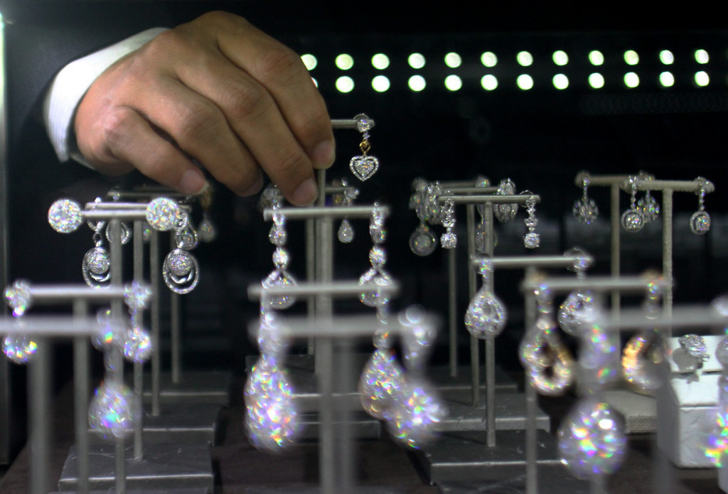 Perhiasan. ANTARA FOTO/Ari Bowo Sucipto.