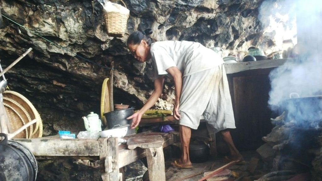 Nenek Ijem yang tinggal di gua selama puluhan tahun. (Foto: Metrotvnews.com/Ahmad Mustaqim)