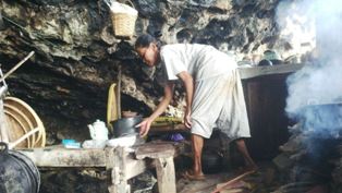 Nenek Ijem, Puluhan Tahun Hidup Sendiri di Gua