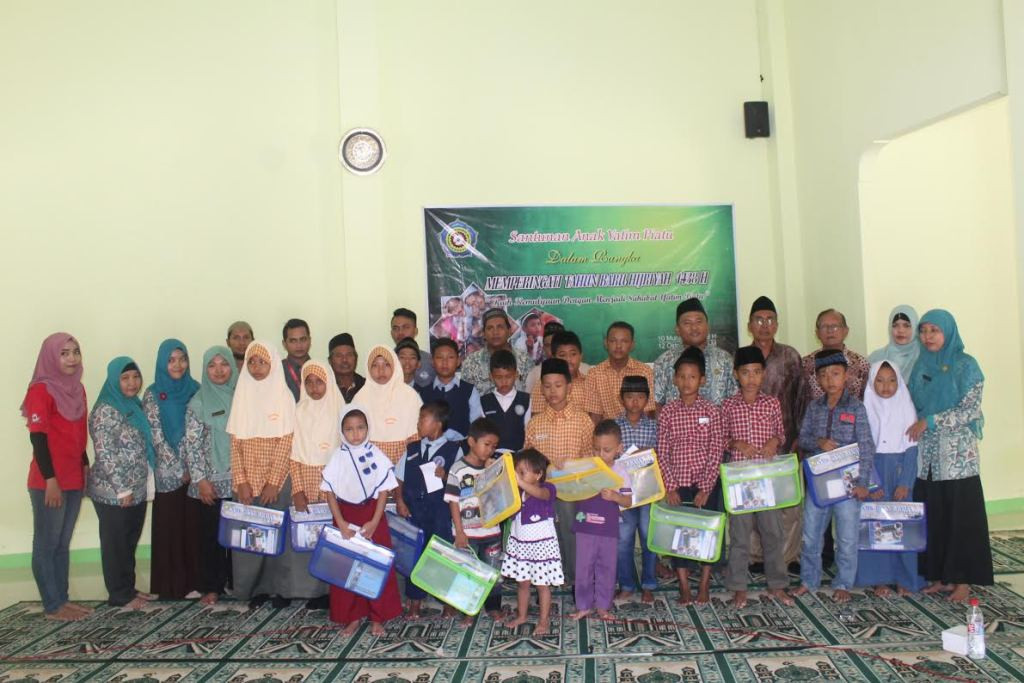 Bakti sosial siswa SMK menyantuni anak-anak yatim piatu. (foto: MTVN/Iswahyudi)