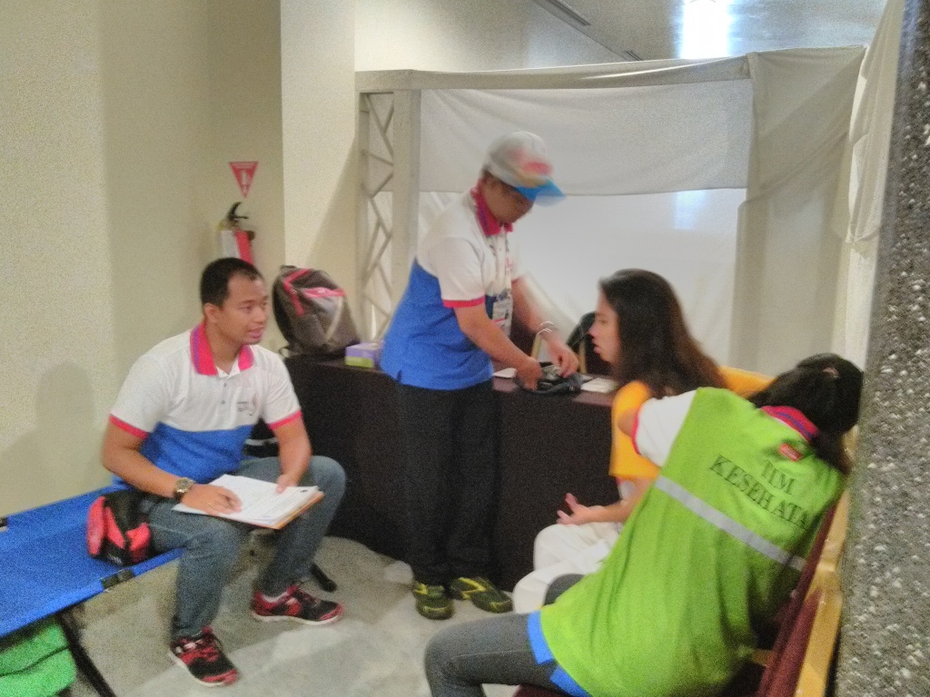 Atlet angkat berat melakukan pemeriksaan dengan tim medis. (Foto: Mtvn/ Jaenal Mutakin)