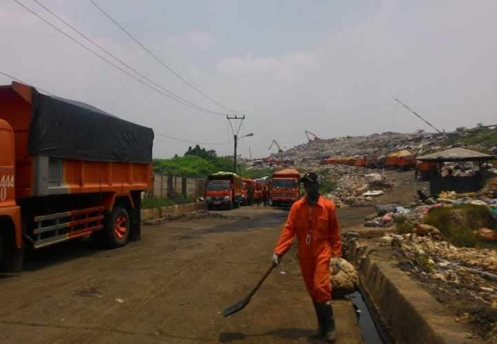 Keluhan Sopir Truk Pengangkut Sampah di Bantargebang