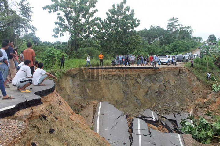 Jalan Trans Kalimantan Putus Total